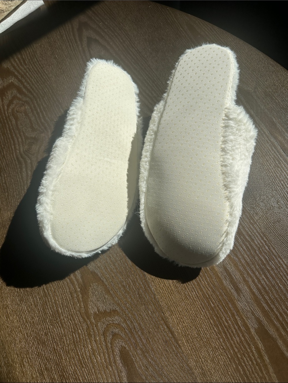 Pottery barn rosette Slippers New - Picture 3 of 5